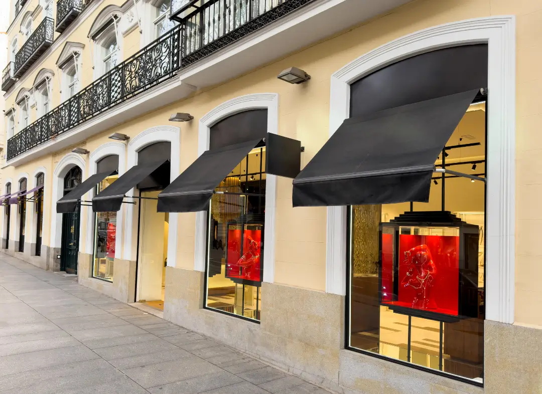 Façade vitrine de magasin en aluminium sur mesure à Gien